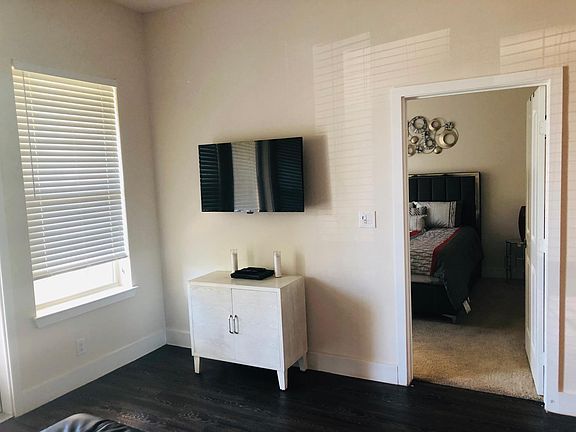 3rd image of 422 E Lamar Blvd #1