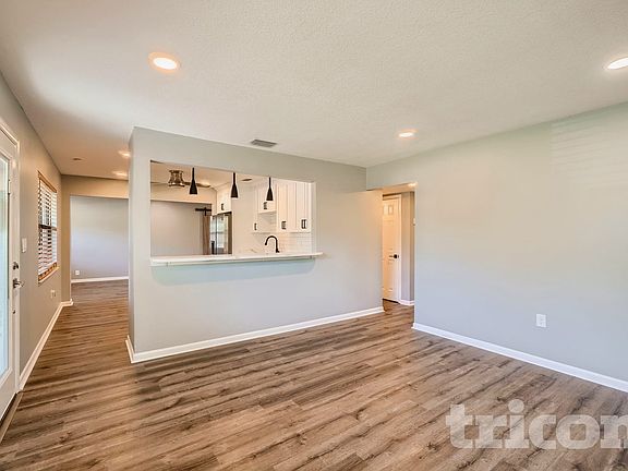 3rd image of 348 Barbara Cir