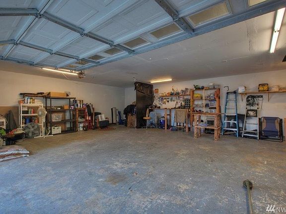 5th image of 10823 Woodland Ave E