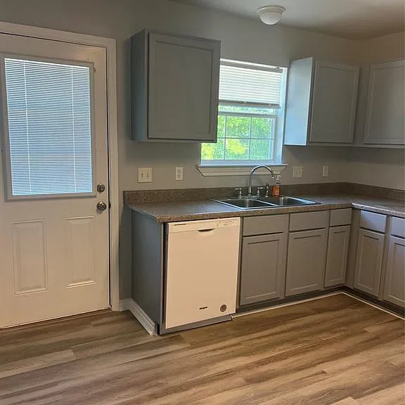 1104 E Walker St — Photo 10