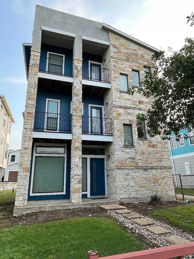 3 bed, 2077 sqft, $2,975 — Photo 2