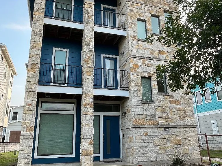 2001 Carlson Dr — Photo 2