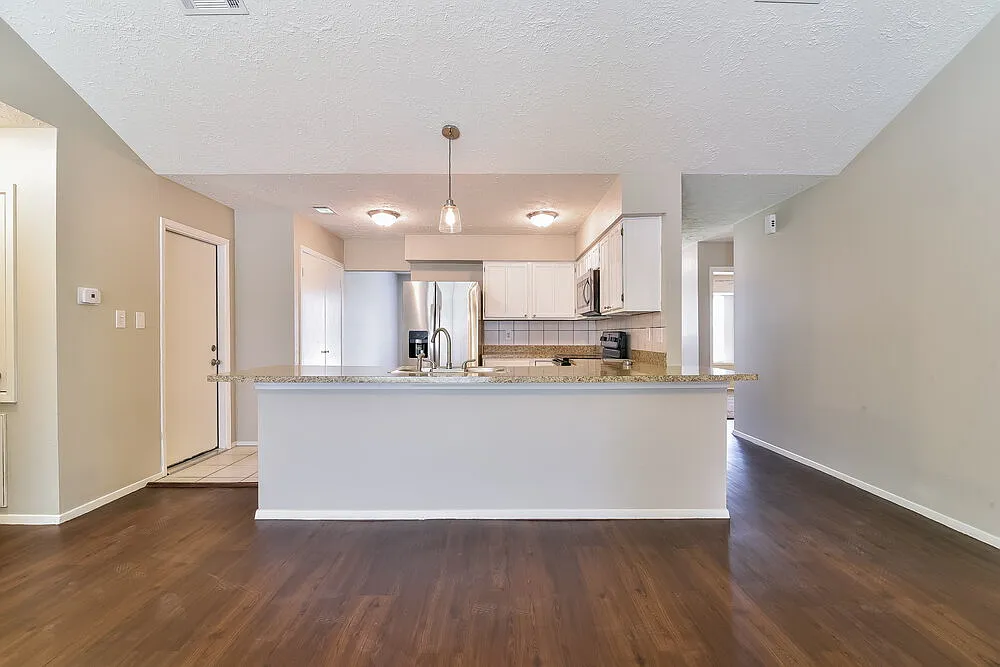 3 bed, 2.0 bath, 1713 sqft, $2,005 — Photo 4