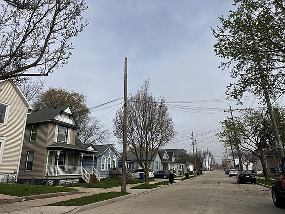 4th image of 922 Racine St