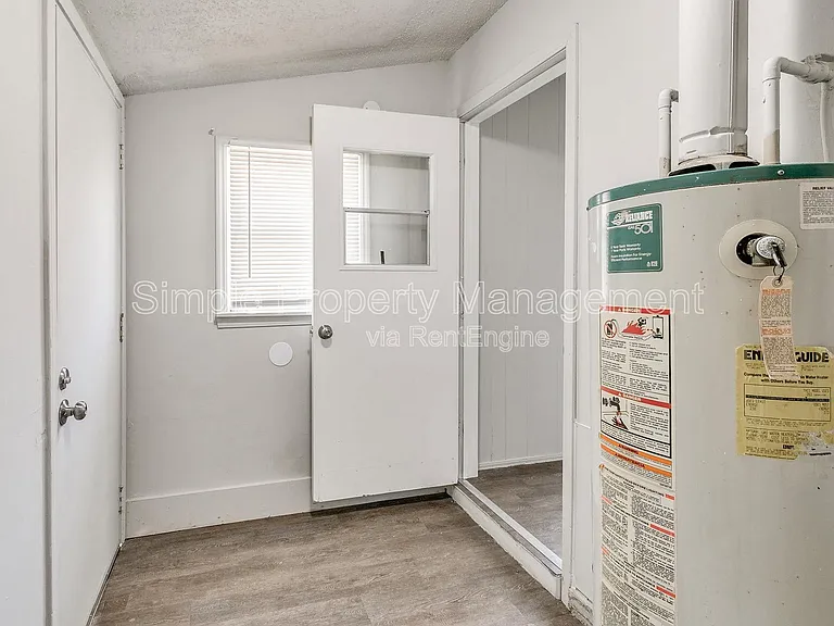 4007 N Rockwell Ave — Photo 13