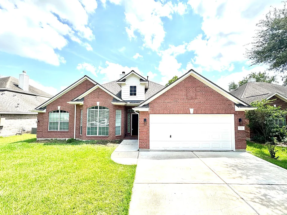 3351 Lakeway Ln