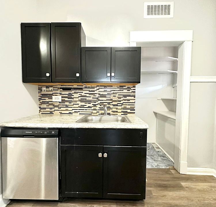 1st image of 1214 W Rosemont Ave #1214