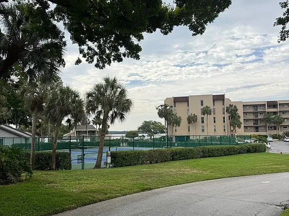 90 S Highland Ave APT 202, Tarpon Springs, FL 34689