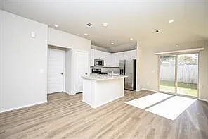 3 bed, 2.0 bath, 1272 sqft, $1,830 — Photo 4