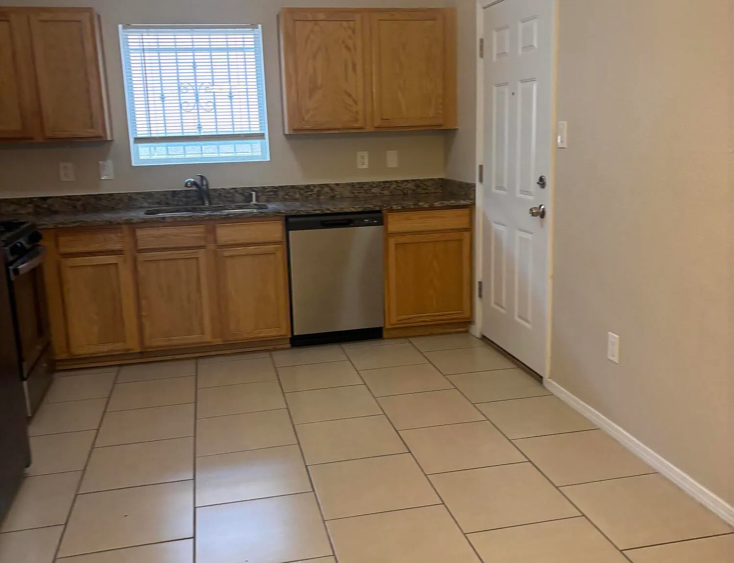 3 bed, 2.0 bath, 1356 sqft, $1,900 — Photo 4