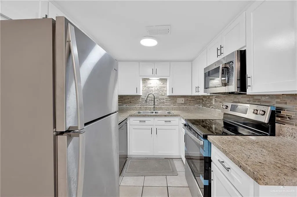 2 bed, 1.5 bath, 1191 sqft, $975 — Photo 2