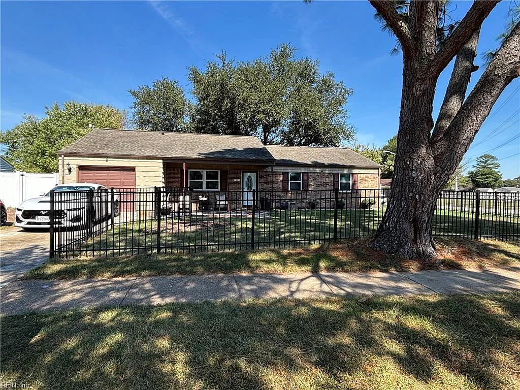 3 bed, 2.0 bath, 1286 sqft, $2,300 — Photo 1