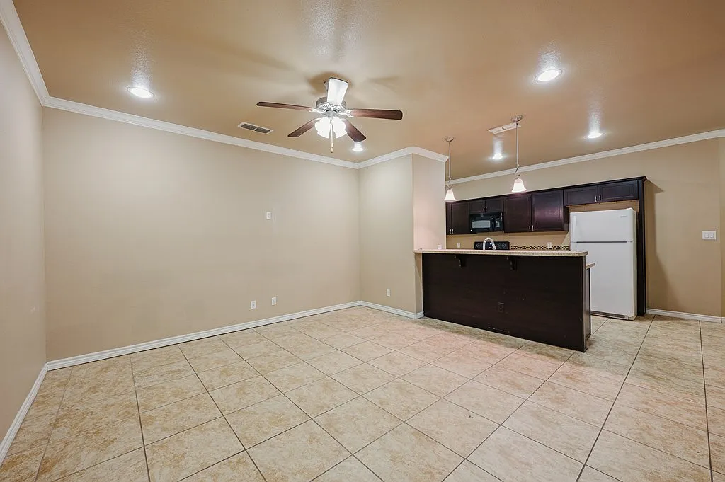3 bed, 2.5 bath, 1731 sqft, $2,299 — Photo 4