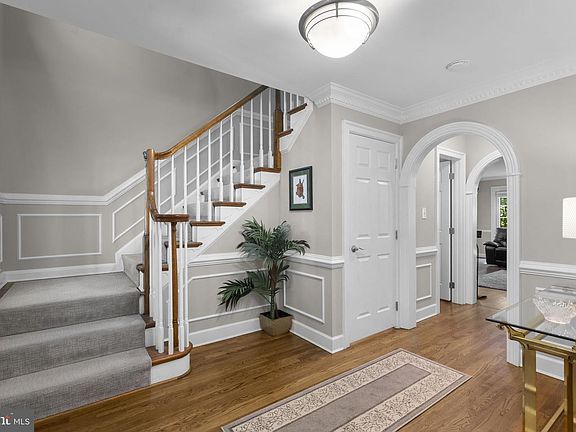 5th image of 211 Holmard St