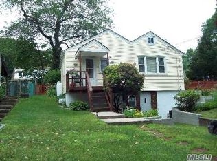 12 Roxbury St, Huntington Station, NY 11746