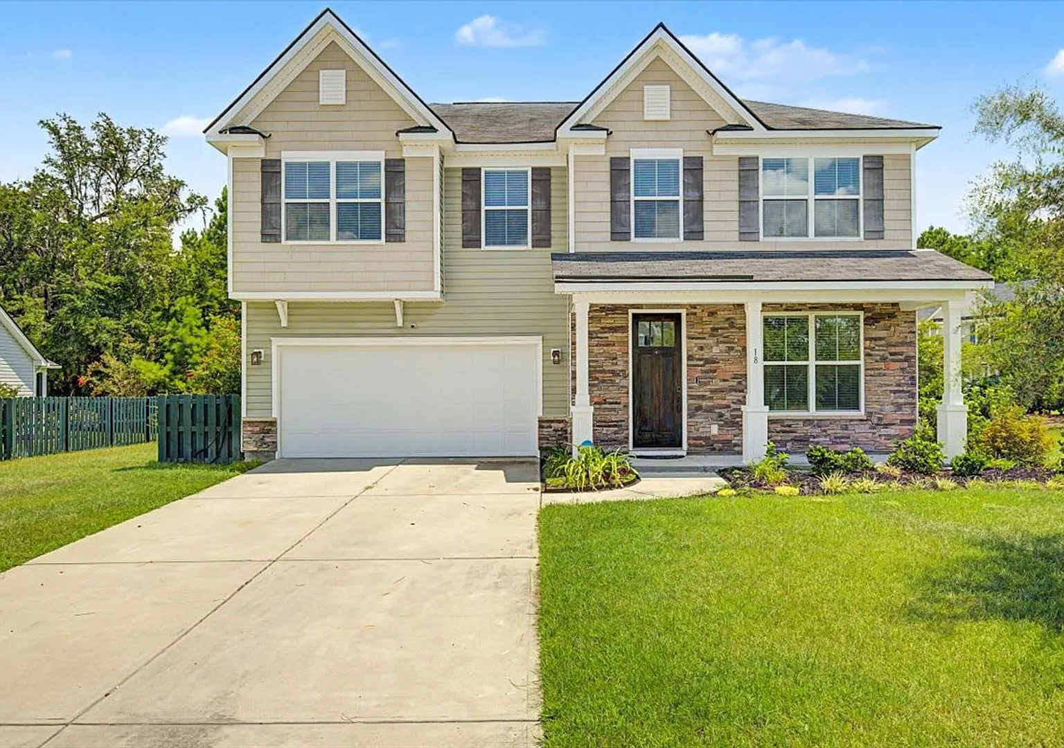 Spacious 4 Bed, 2.5 Bath in The Commons — Photo 1