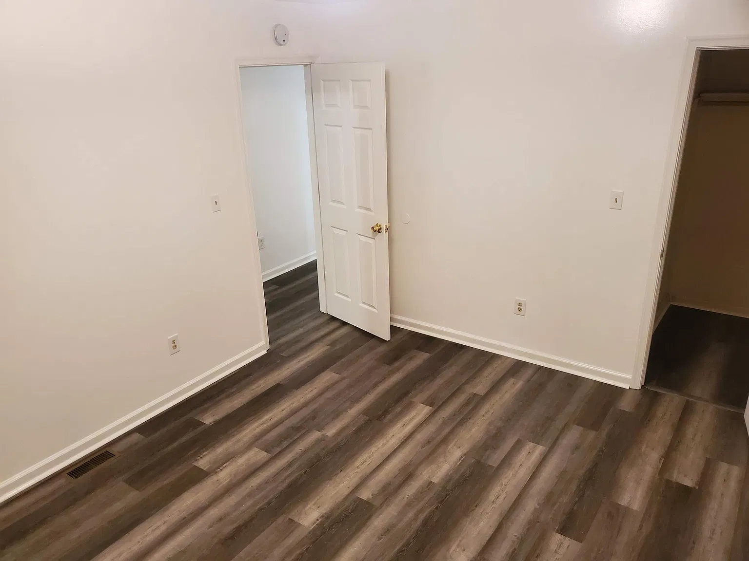 945 Irvington Rd — Photo 3