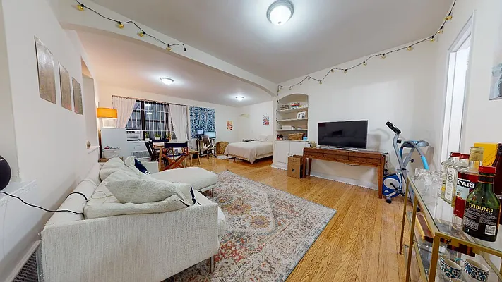 Rented by Bond New York | media 7