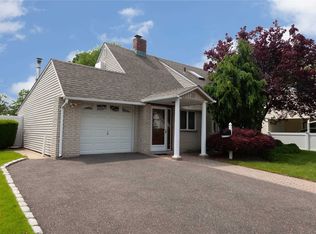 20 Whisper Ln, Wantagh, NY 11793