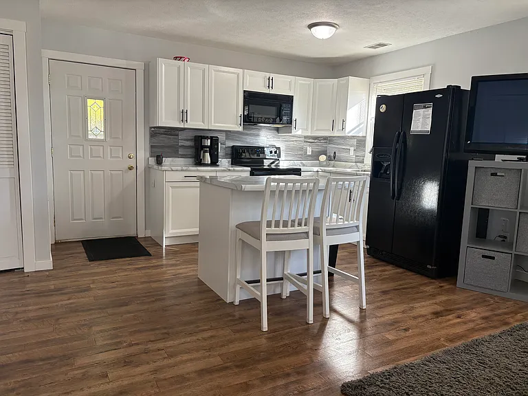 308 N Oak St — Photo 5