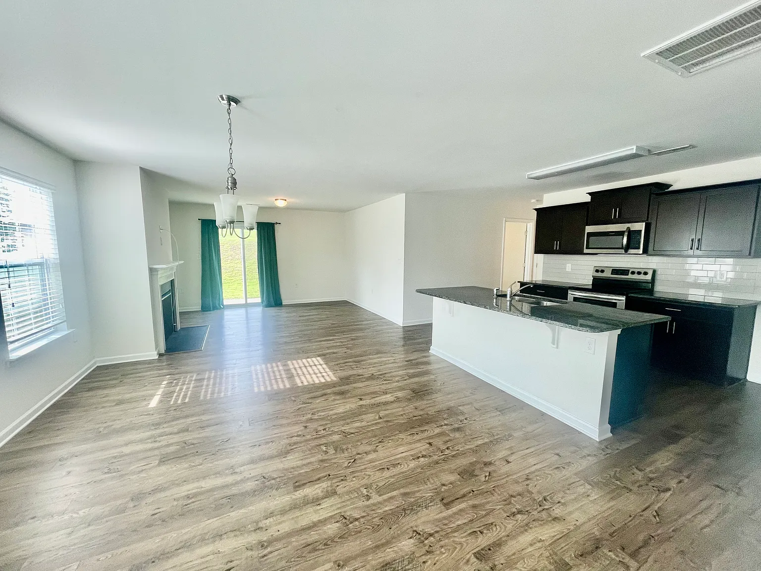 5 bed, 2361 sqft, $2,300 — Photo 3