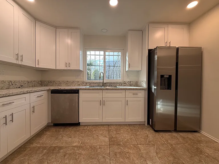 kitchen (new refrigerator)