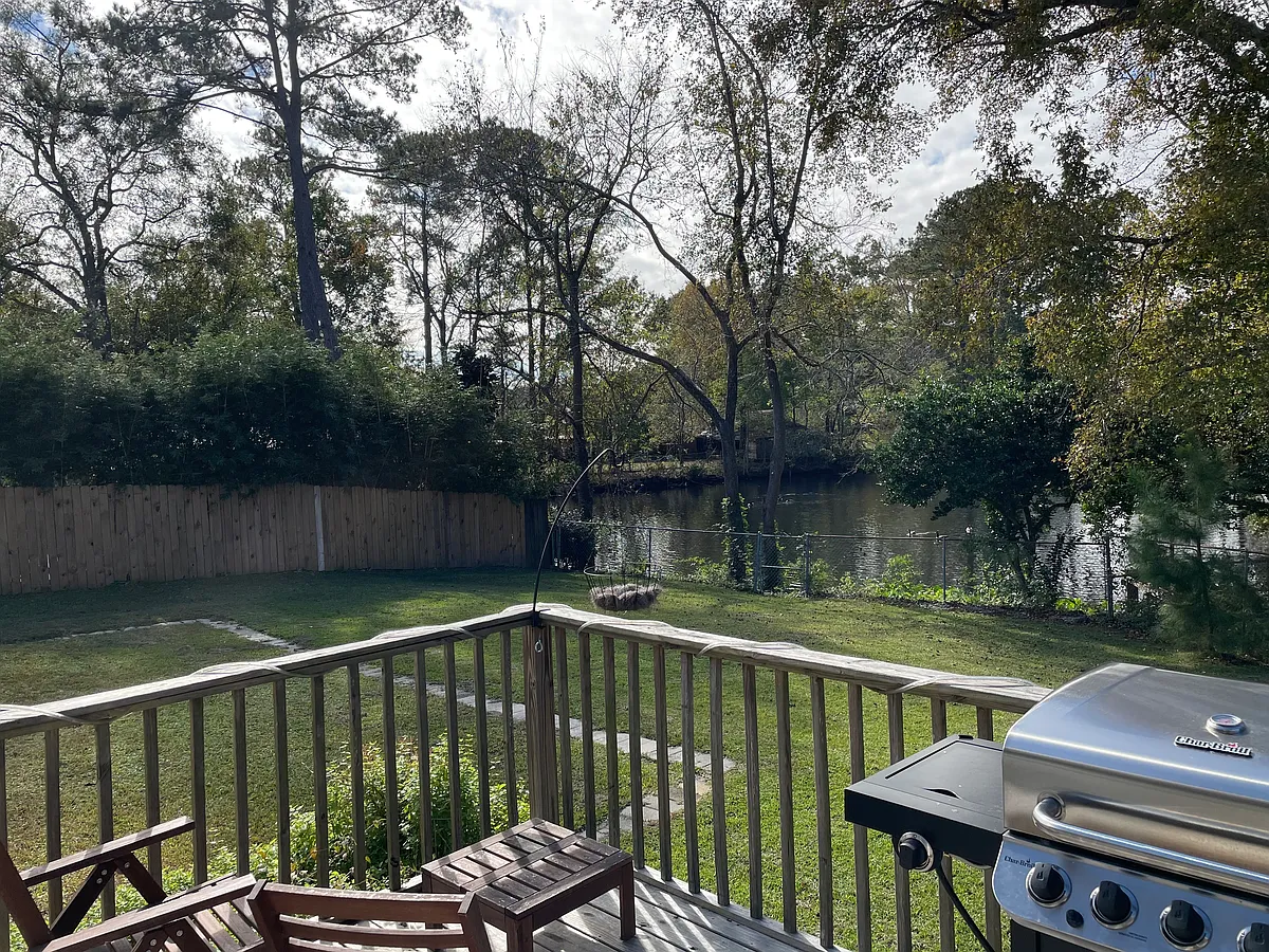 Building Photo - 8517 Deerwood Dr