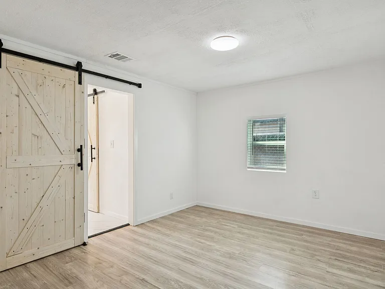 303 N Delphine St — Photo 15