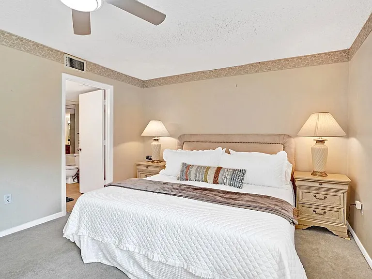 107 Half Moon Cir #H1 — Photo 26