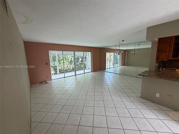 3rd image of 1000 NE 14th Ave APT 201