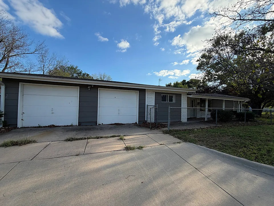 1527 W Dora Ave