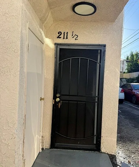 211 1/2 W 88th Pl — Photo 1