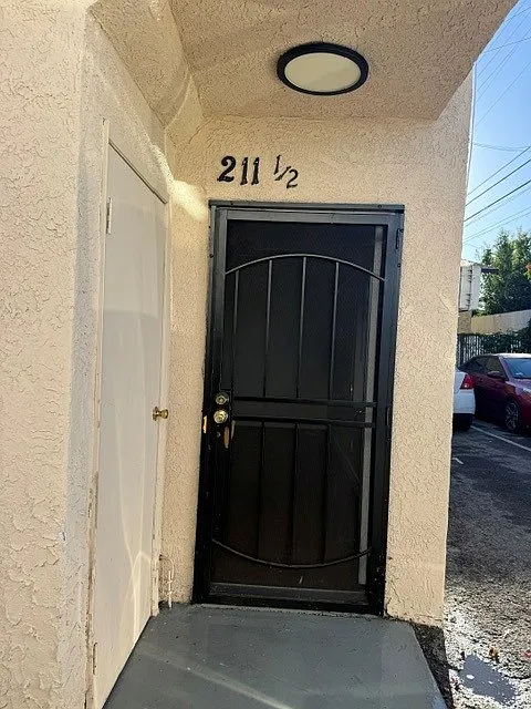 211 1/2 W 88th Pl