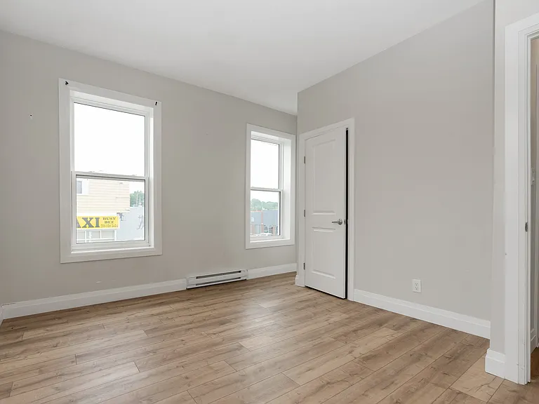 523 Bay St — Photo 12