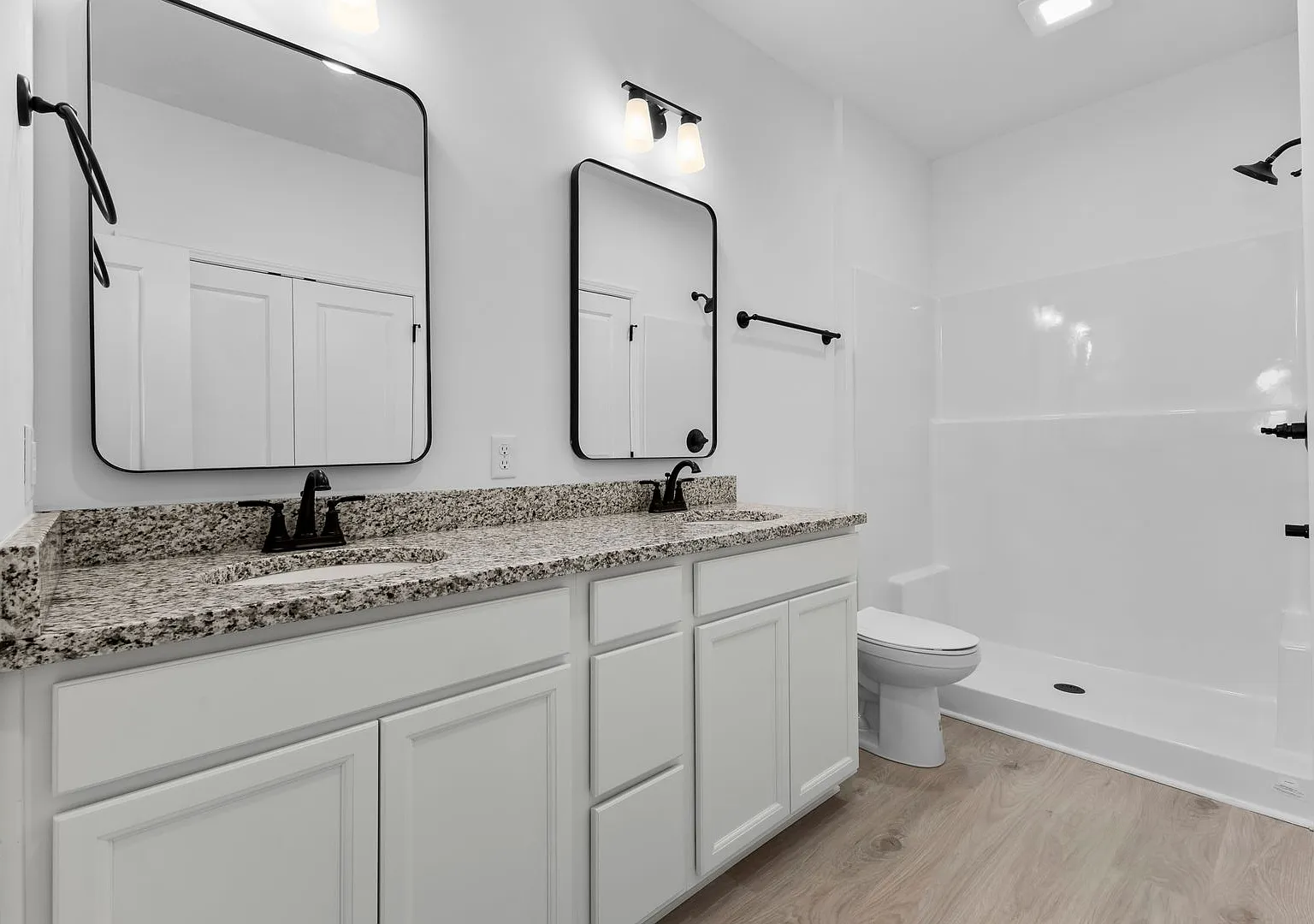 One-Month Free Move-In Incentive Highly Desired Bluebell Floorpan In James Creek — Photo 2