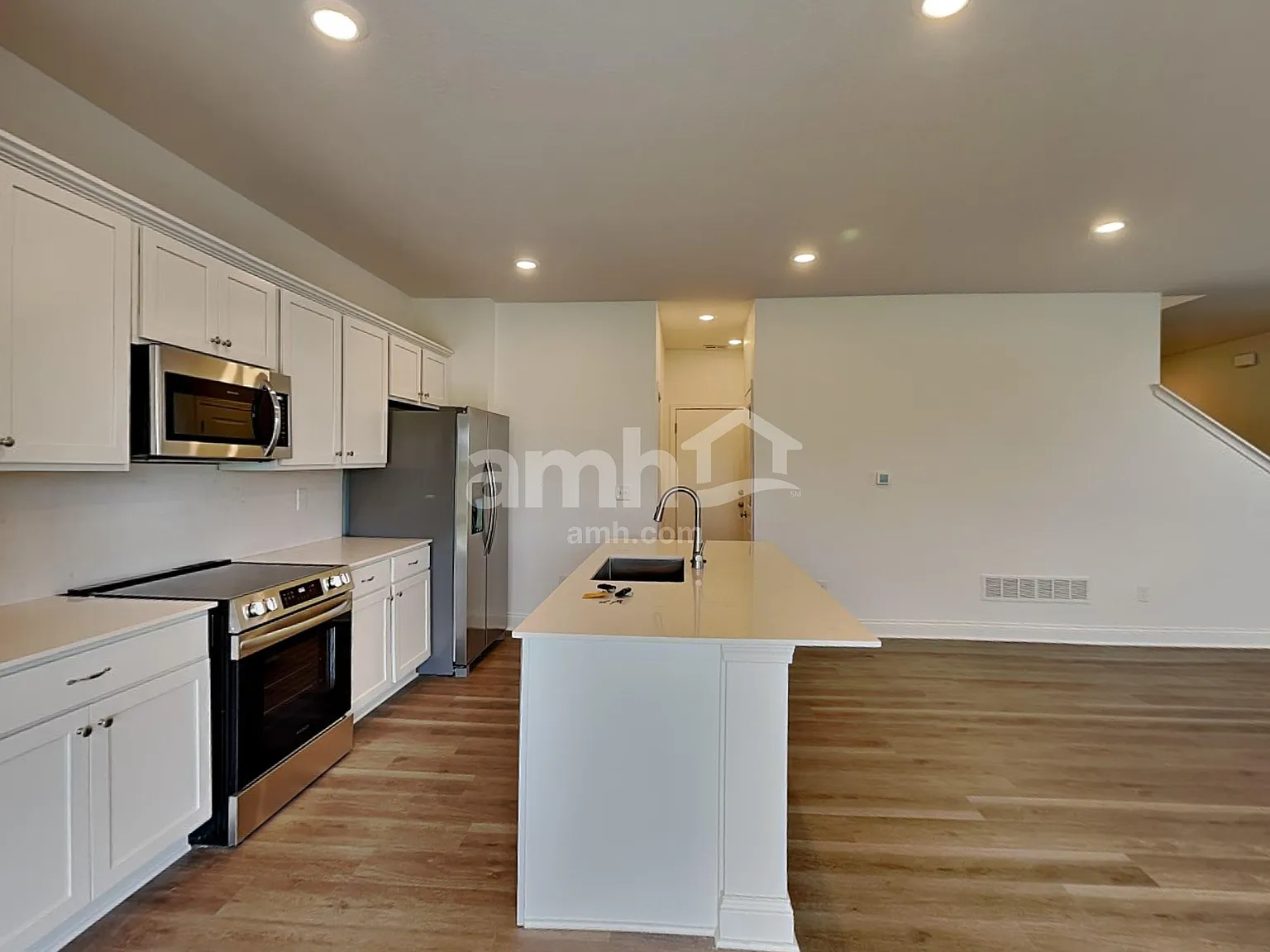 4 bed, 2.5 bath, 1977 sqft, $2,700 — Photo 3