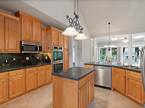 4th image of 110 Holbrook Dr