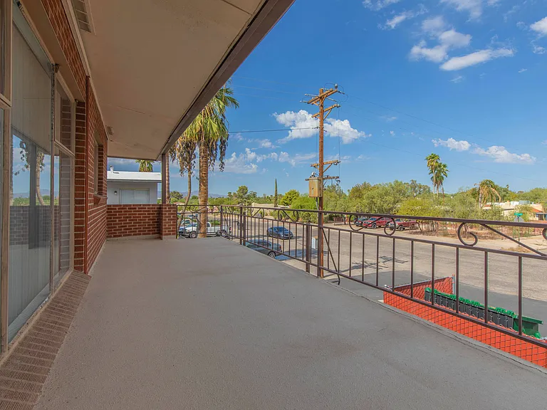 Country Club Apartments — Photo 23
