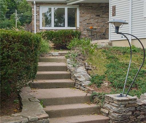 3rd image of 19 Lakewood Cir N