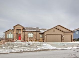 5894 S National Dr, Parkville, MO 64152
