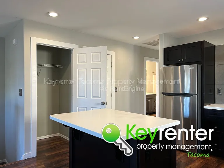 628 N Steele St — Photo 3