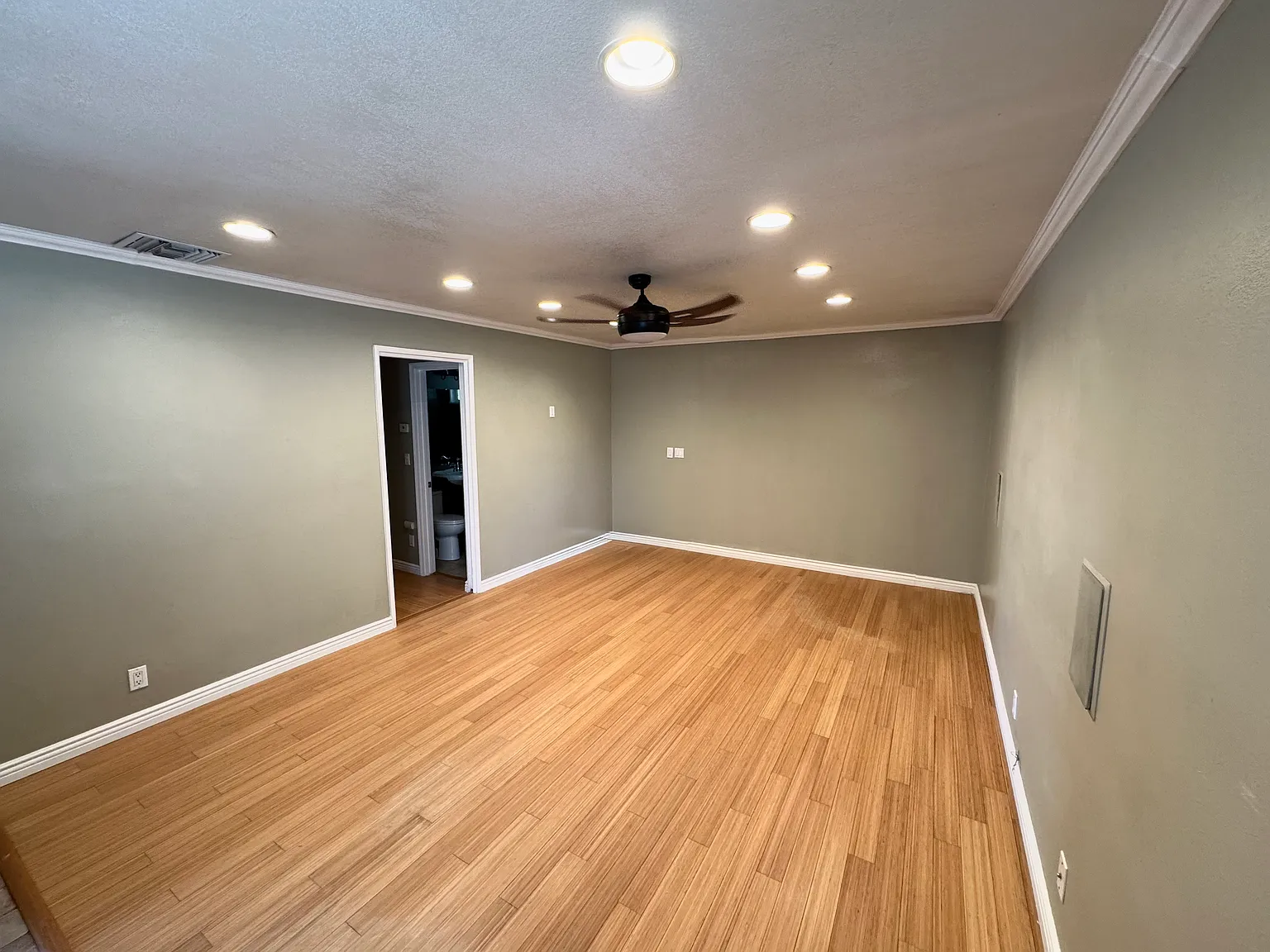 3 bed, 1300 sqft, $3,400 — Photo 2