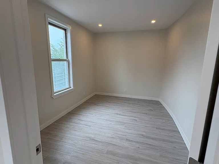 3068 45th St #3RR — Photo 2