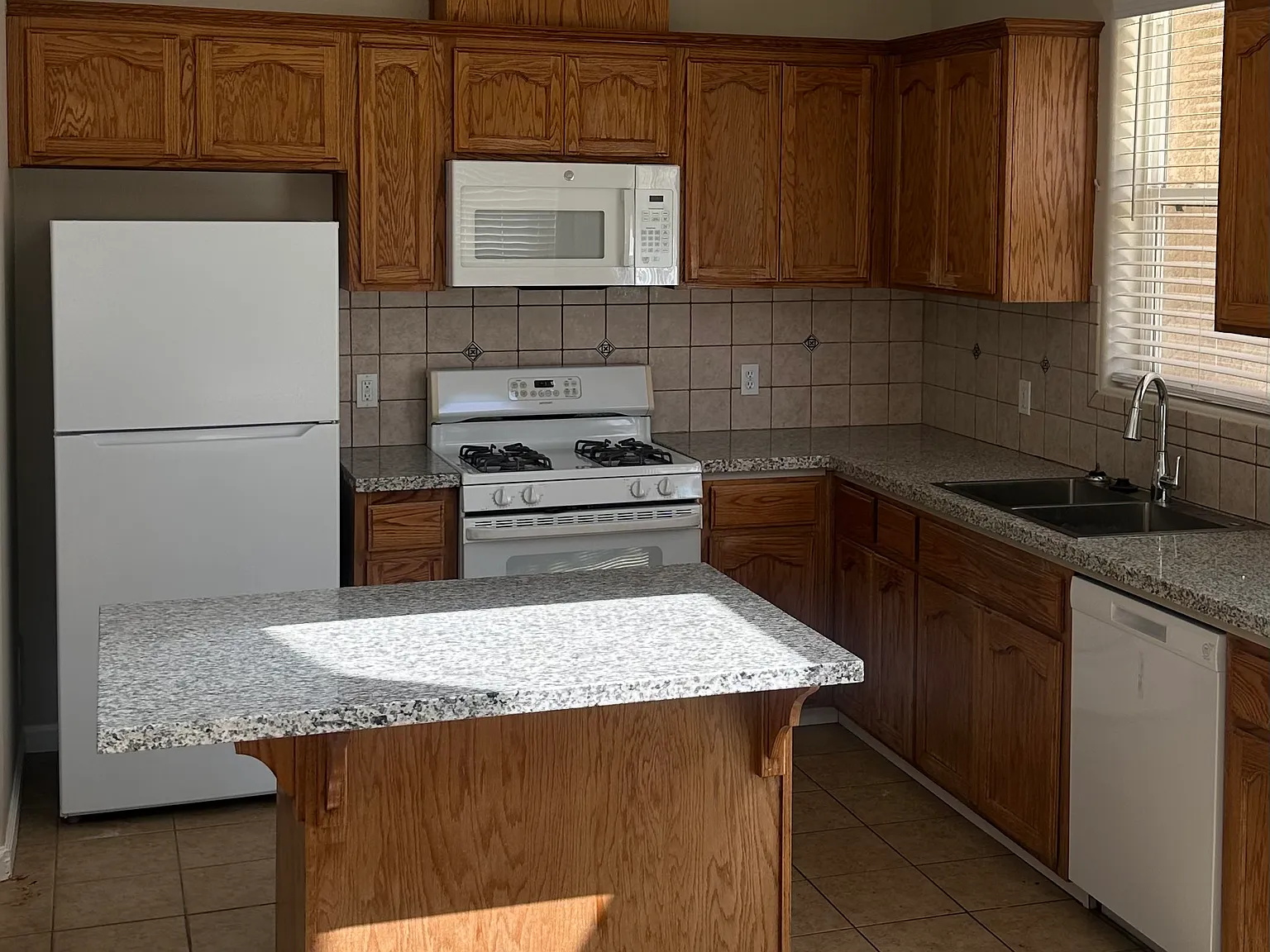 3 bed, 2.5 bath, 1280 sqft, $1,800 — Photo 3