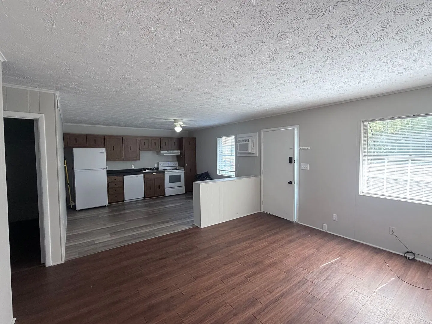 600 Crestview Dr 1-8 — Photo 2