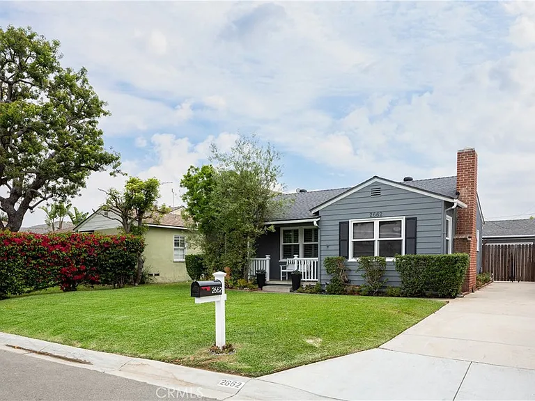 2662 Riverside Dr — Photo 2