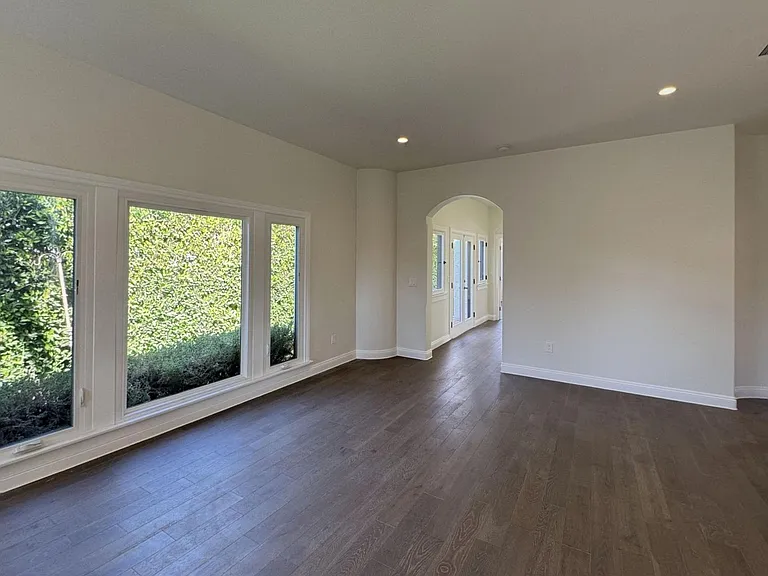 1043 S Plymouth Blvd — Photo 10