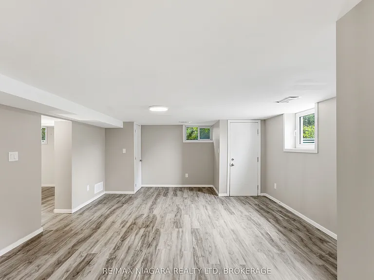 250 Grantham Ave #BASEMENT — Photo 9