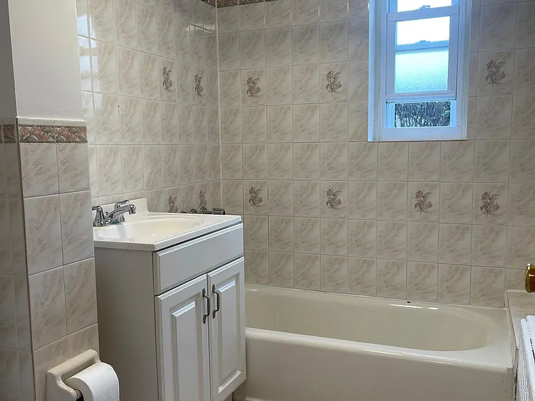 1284 Pelham Pkwy S #1A — Photo 4