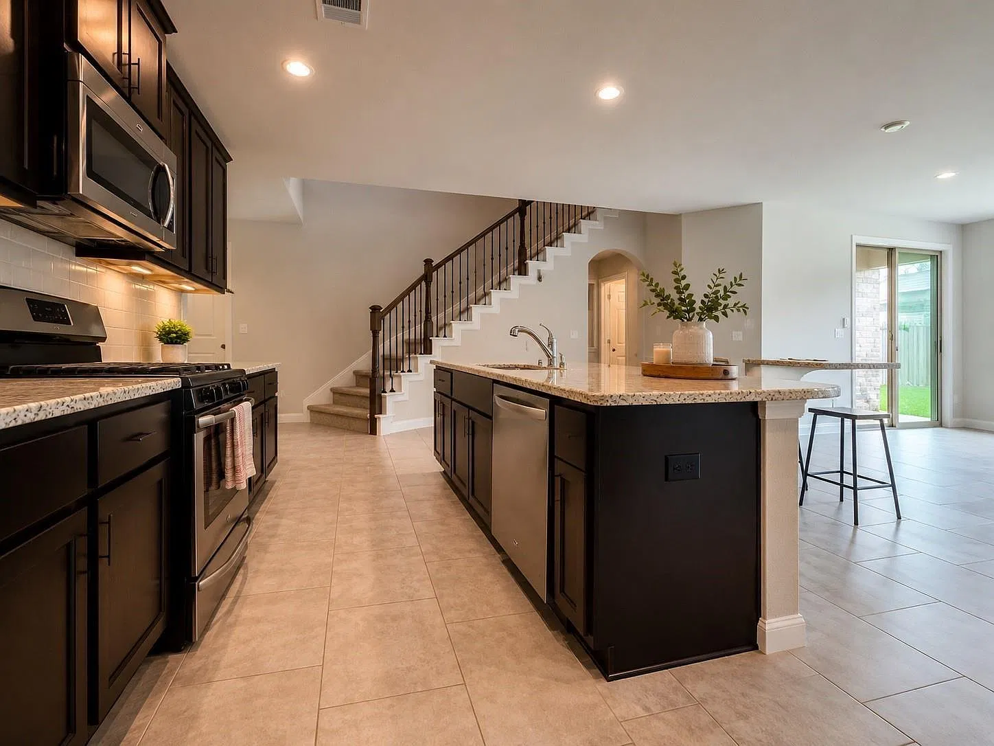 3 bed, 2.5 bath, 2009 sqft, $2,475 — Photo 3